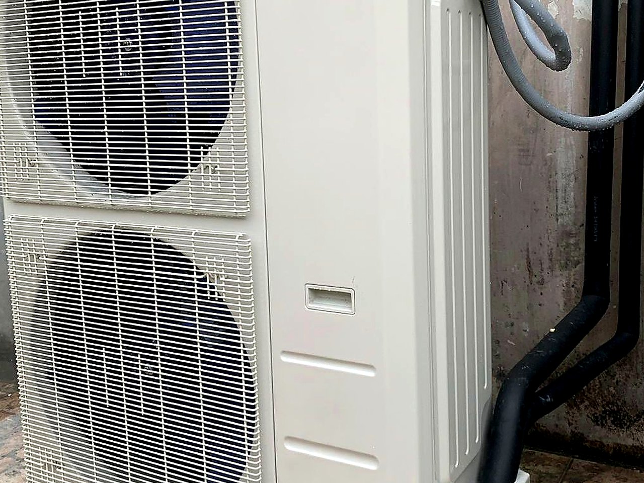 Unidad condensadora Lennox instalada sobre soportes antivibración
