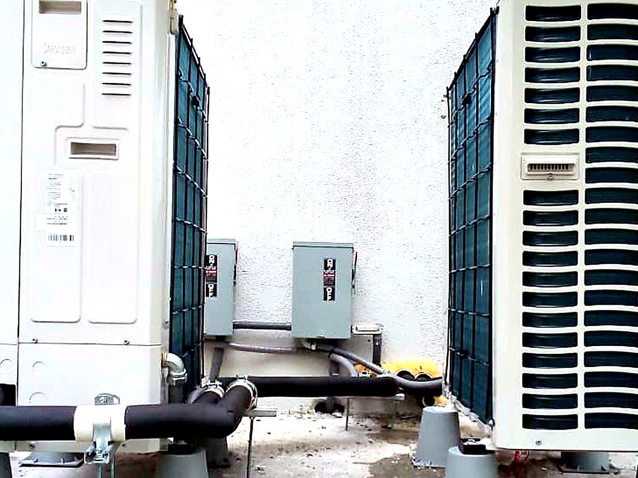 Unidades condensadoras de un sistema comercial montadas sobre bases, en exterior