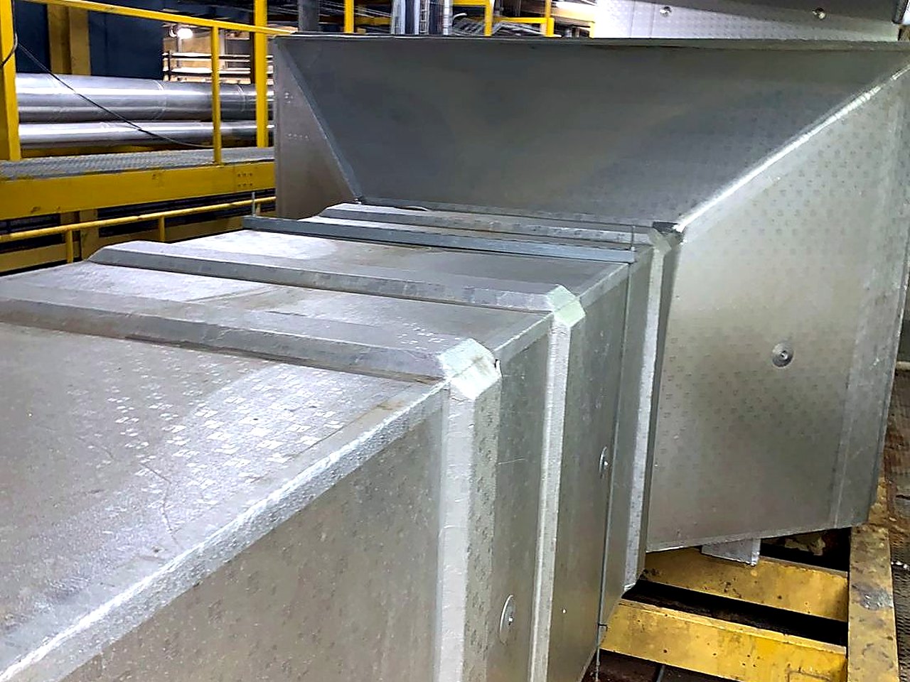 Red de ductos metálicos de gran sección en un área industrial