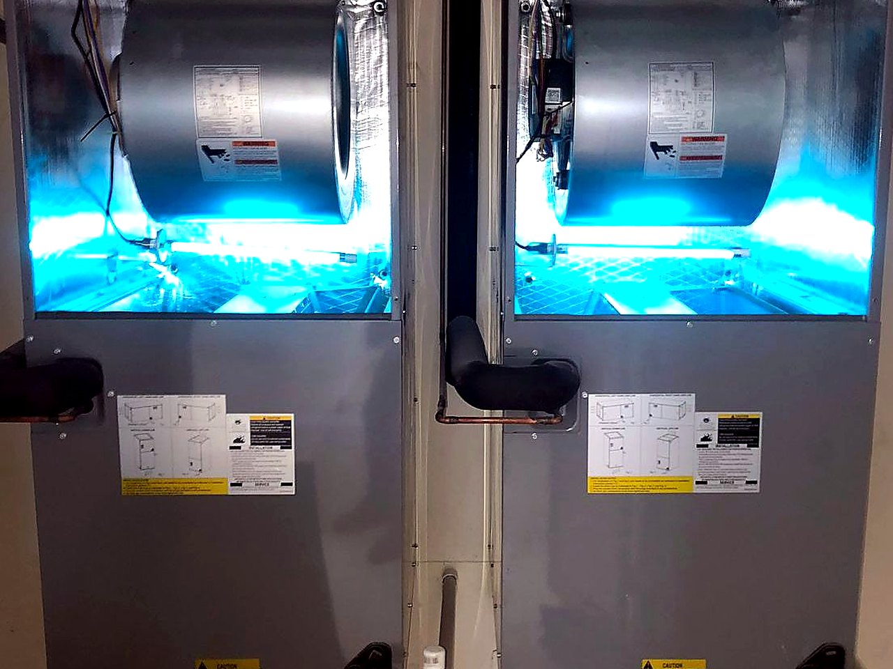 Interior de dos manejadoras de aire con lámparas ultravioleta encendidas