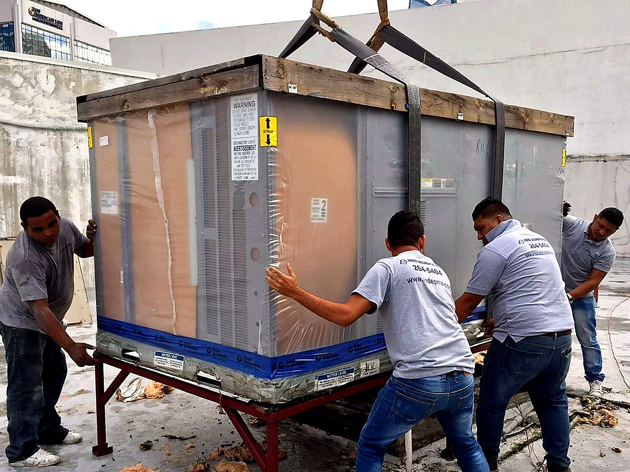 Equipo técnico de AADEPMA maniobrando en obra una unidad de gran capacidad embalada