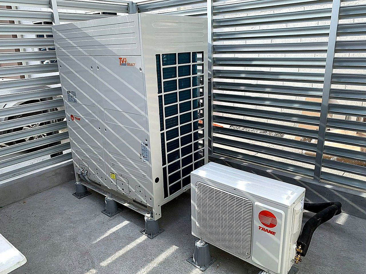 Unidades exteriores de un sistema VRF instaladas en azotea, detrás de una celosía metálica